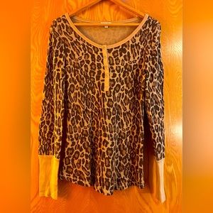 Extra Large Leopard Print Splendid Forever Henley in really good shape